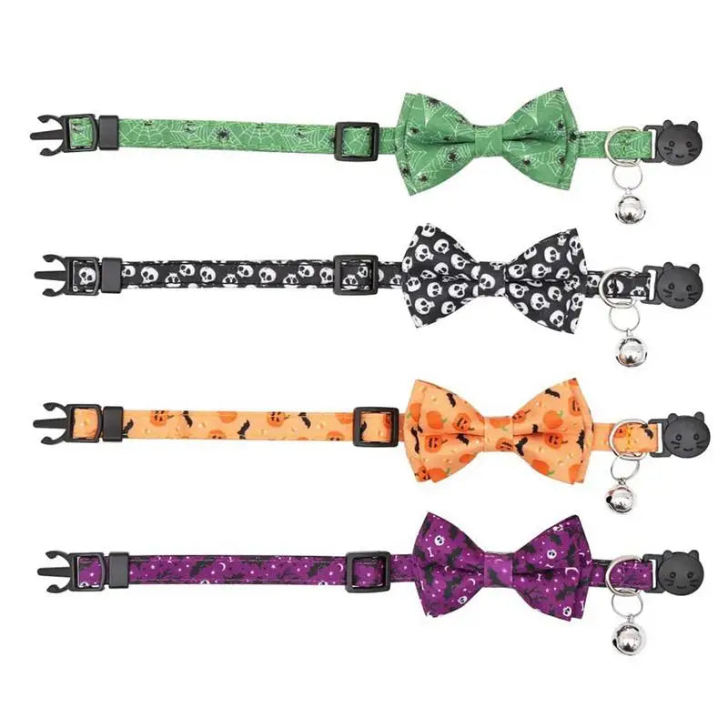 Ensemble de colliers pour chats colorés avec nœuds papillon et clochettes sur fond blanc


