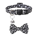 Collier de chat à motif de crâne et nœud papillon assorti sur fond blanc

