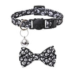 Collier de chat à motif de crâne et nœud papillon assorti sur fond blanc

