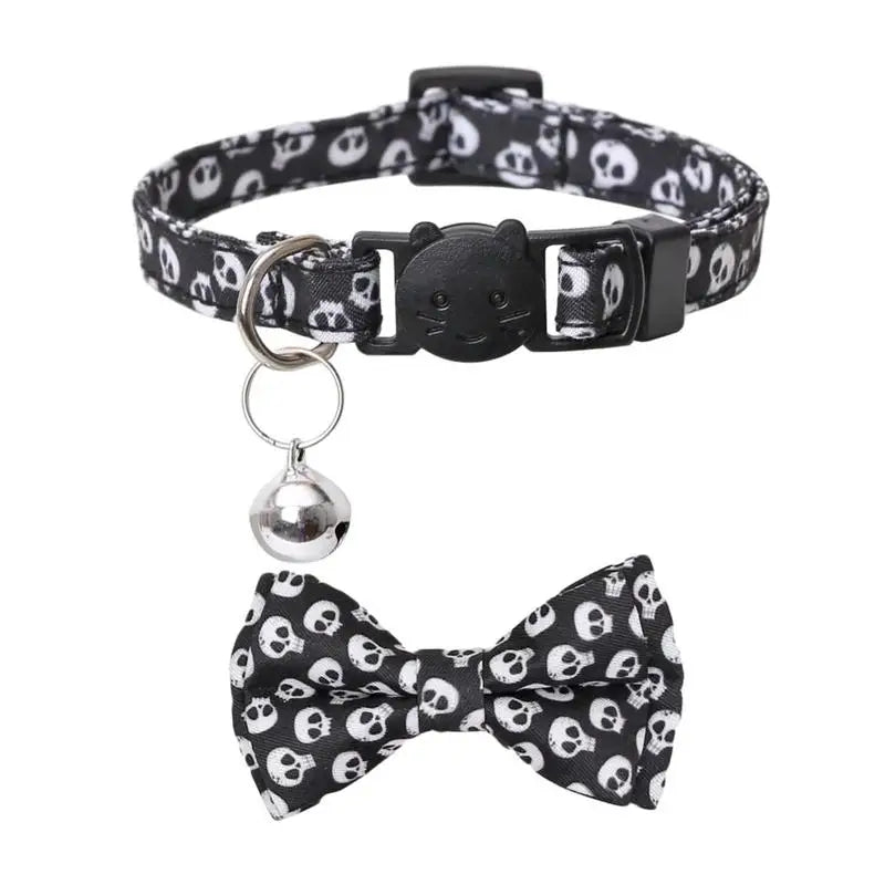 Collier de chat à motif de crâne et nœud papillon assorti sur fond blanc

