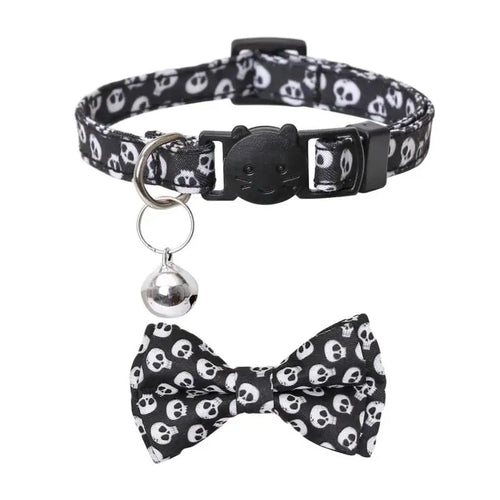 Collier de chat à motif de crâne et nœud papillon assorti sur fond blanc

