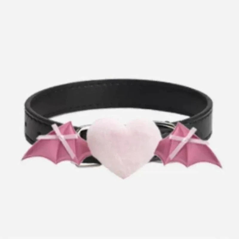Collier noir pour chien avec des ailes de chauve-souris roses sur fond blanc

