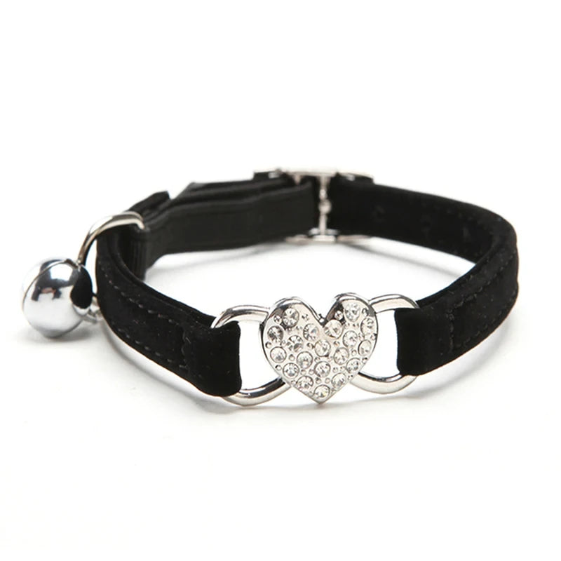 Collier noir pour animaux avec une boucle en forme de cœur argentée sur fond blanc