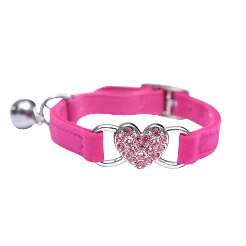 Collier rose pour chat avec une fermoir en forme de cœur sur fond blanc


