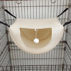 Hamac beige pour animaux avec une boule blanche suspendue à l’intérieur d’une cage en fil métallique
