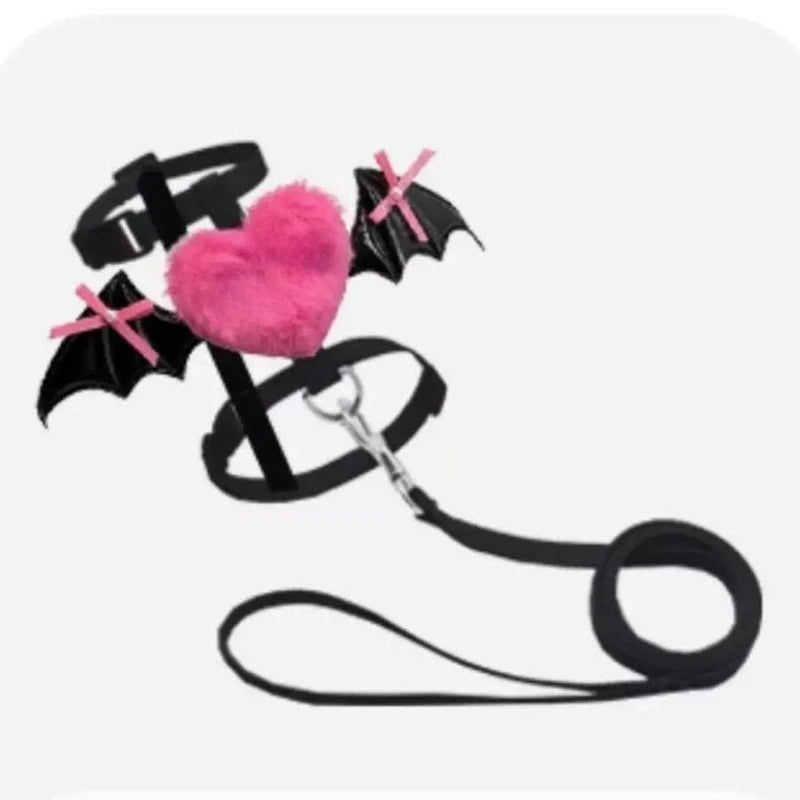 Harnais noir avec un cœur rose et des ailes de chauve-souris sur fond blanc

