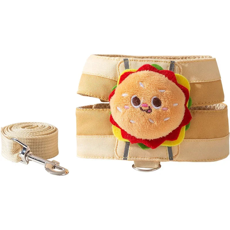 Collier pour chien avec peluche hamburger et laisse attachée sur fond blanc

