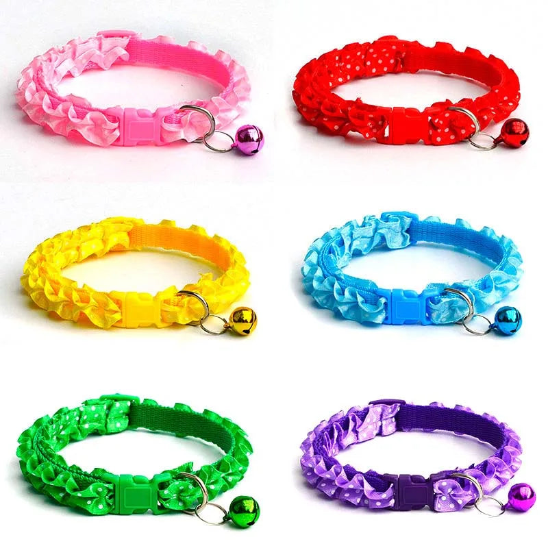 Ensemble de colliers colorés avec volants et petites clochettes sur fond blanc

