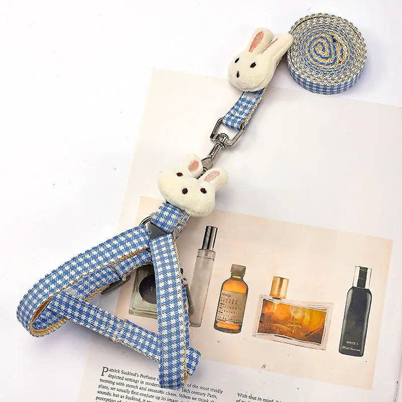 Laisse bleue à carreaux avec des extrémités de lapin sur un magazine

