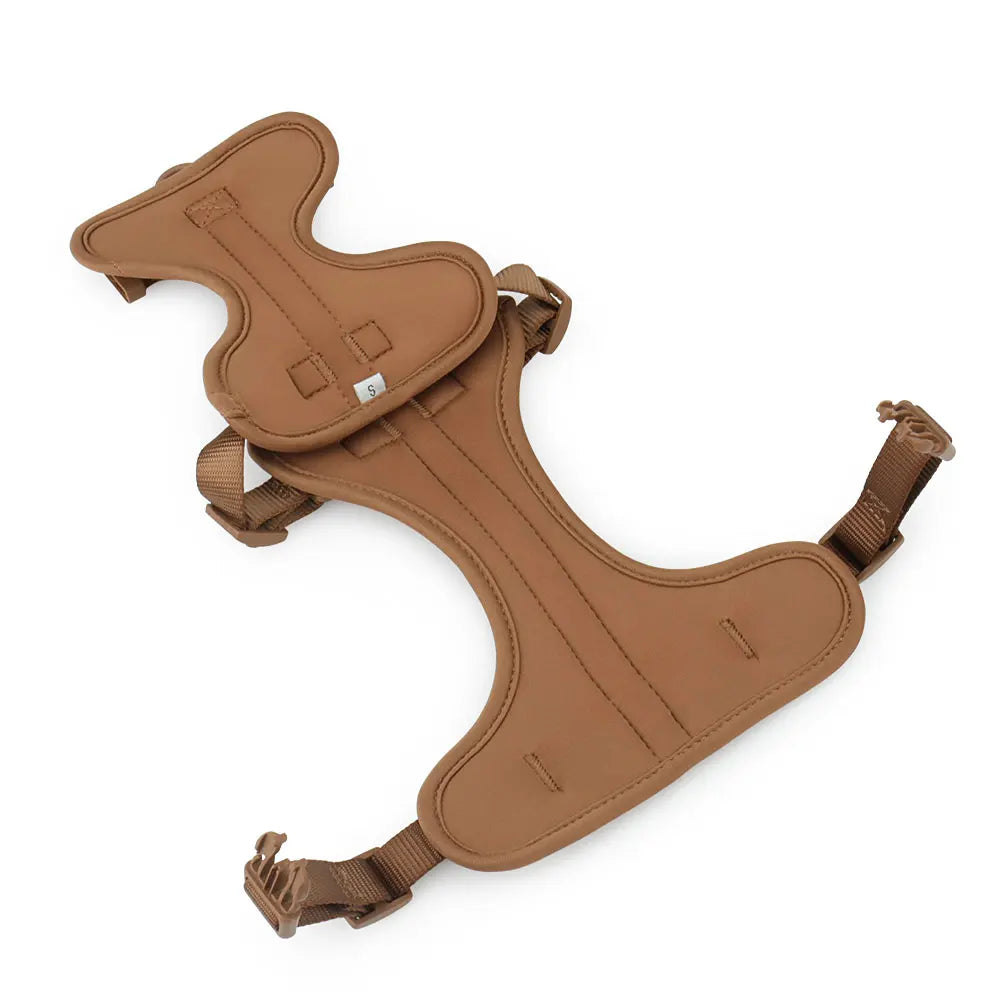 Harnais en cuir marron sur fond blanc

