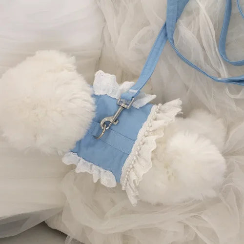 Petit sac bleu avec des détails en dentelle blanche sur une surface blanche et duveteuse
