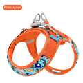 Harnais orange pour chien avec un motif coloré sur fond blanc

