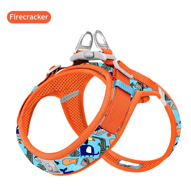 Harnais orange pour chien avec un motif coloré sur fond blanc
