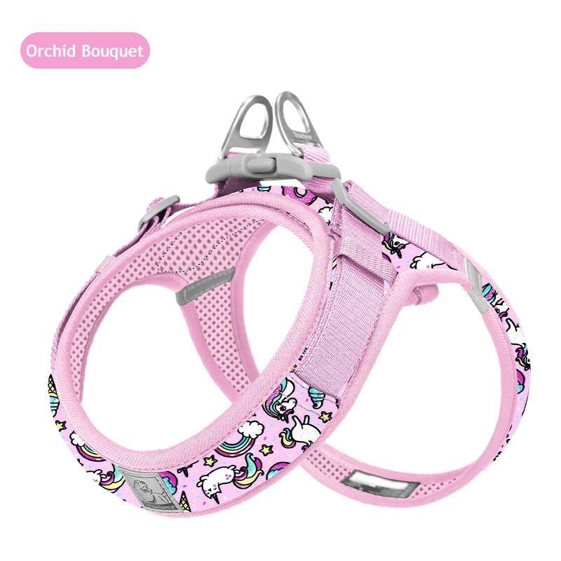 Harnais rose pour chien avec motif de licorne sur fond blanc
