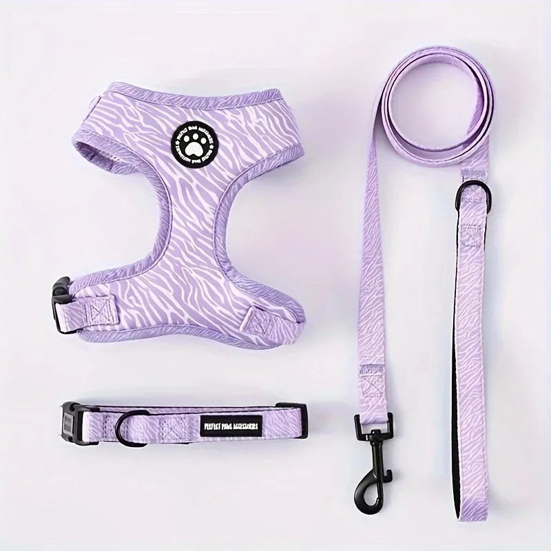 Harnais, collier et laisse pour animaux à motifs de zèbres violets sur fond blanc
