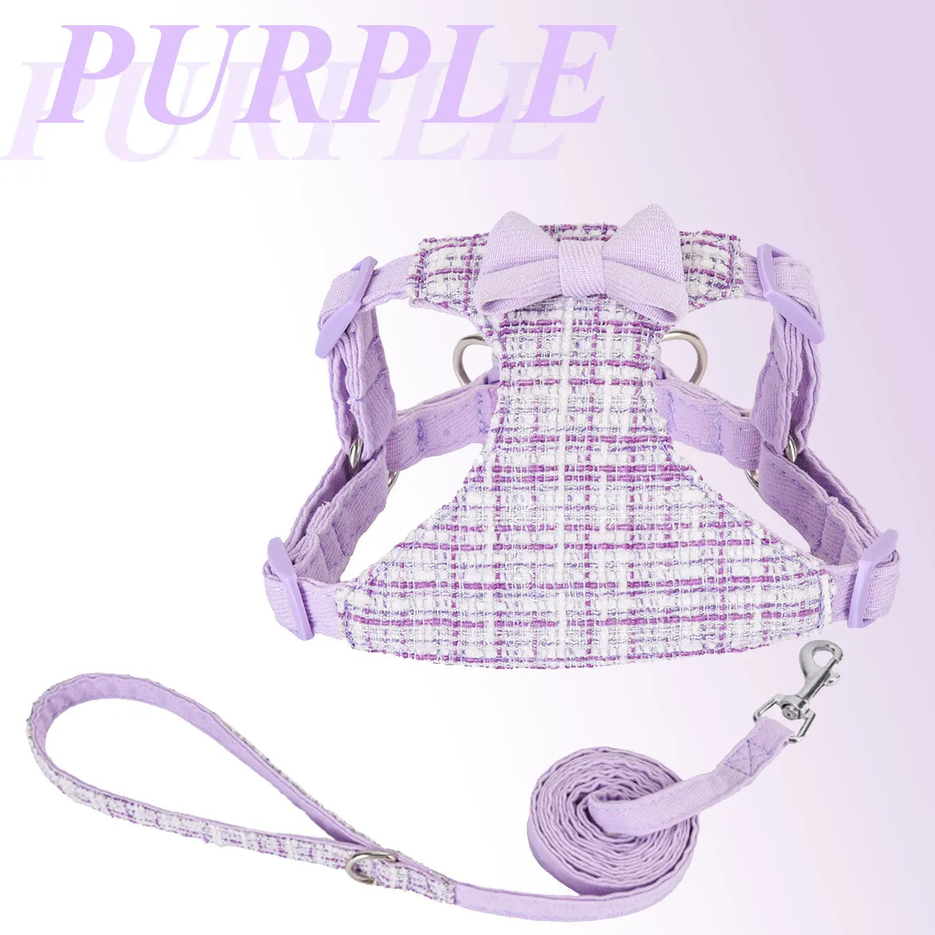 Harnais et laisse violets sur fond violet clair avec un texte « VIOLET ».
