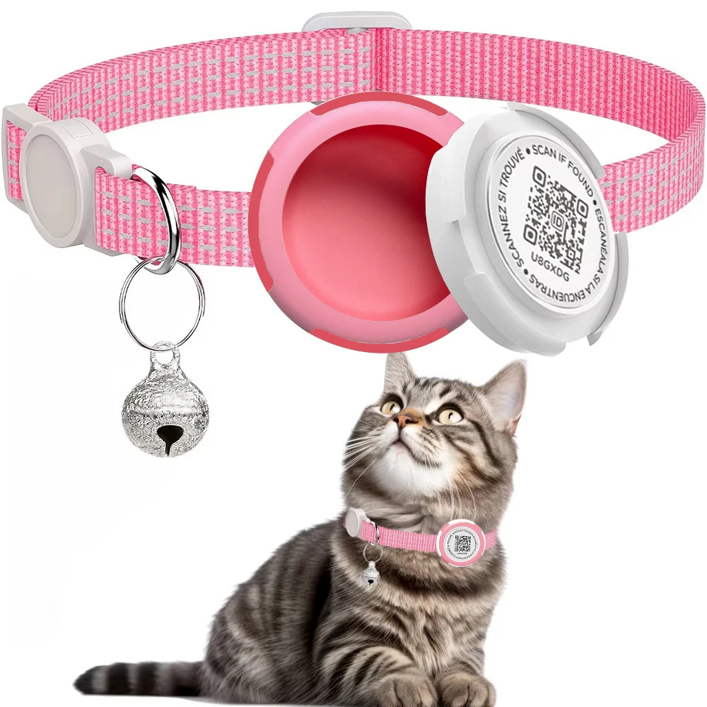 Chat portant un collier rose avec une clochette et un badge QR code, sur fond blanc

