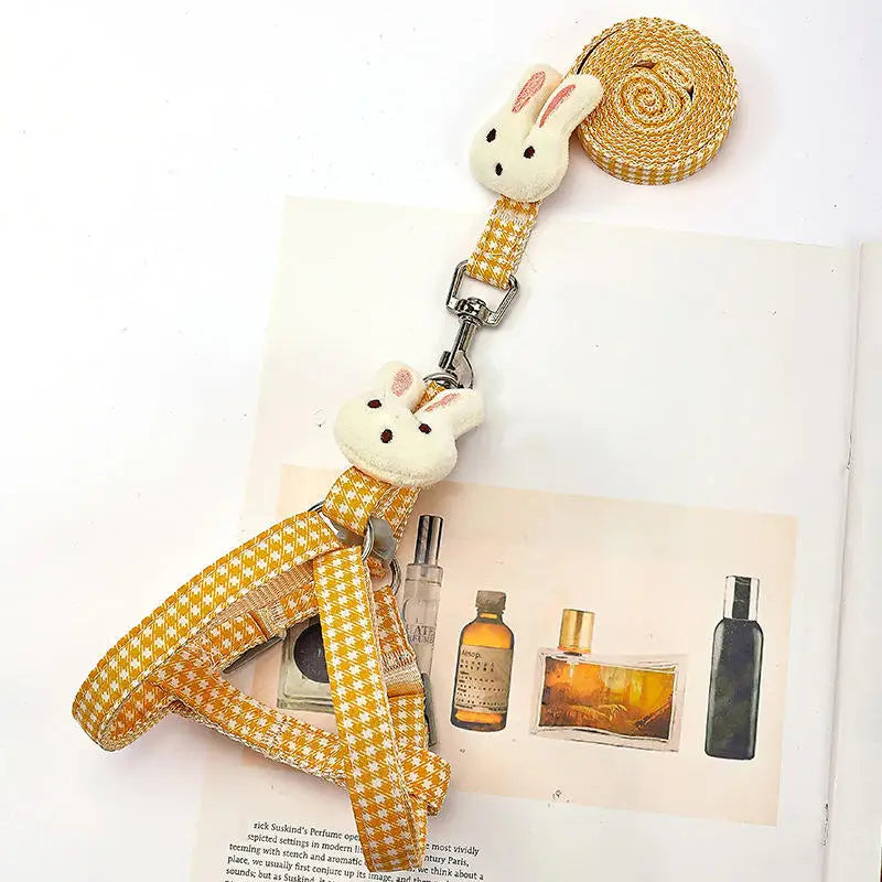 Laisse jaune à carreaux avec des extrémités de lapin sur une page de magazine

