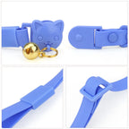 Collier bleu avec motif en forme de chat et clochette dorée sur fond blanc

