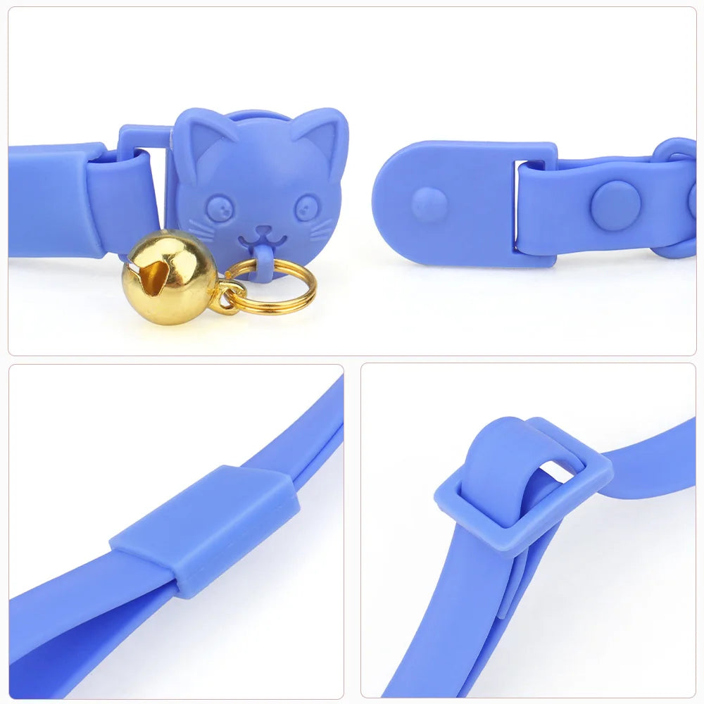 Collier bleu avec motif en forme de chat et clochette dorée sur fond blanc

