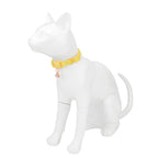 Figurine de chat blanche avec un collier jaune sur fond blanc

