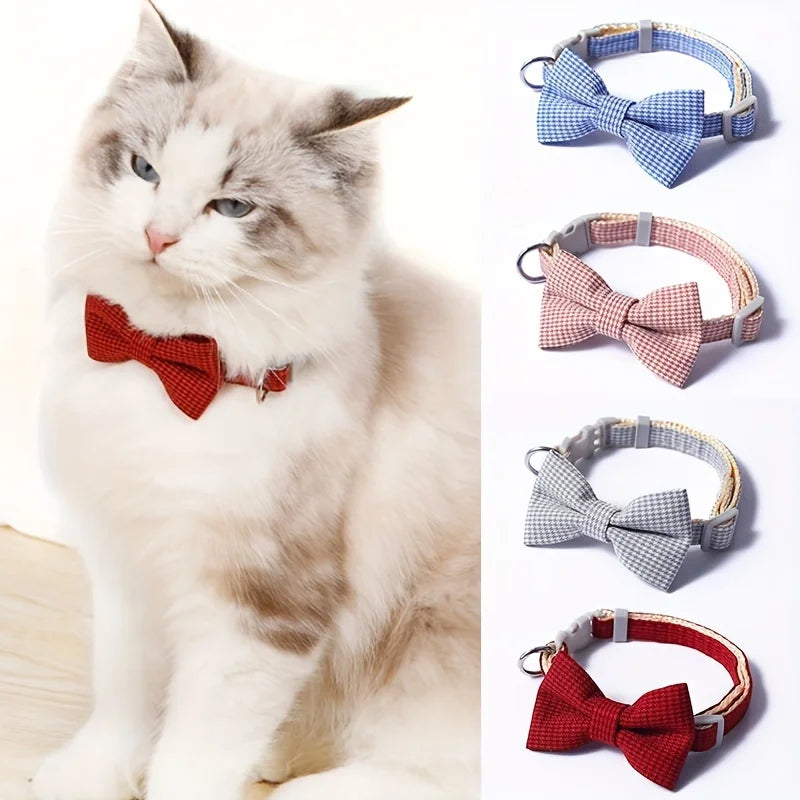 Chat portant un collier nœud papillon rouge avec divers autres colliers nœud papillon affichés sur fond blanc.

