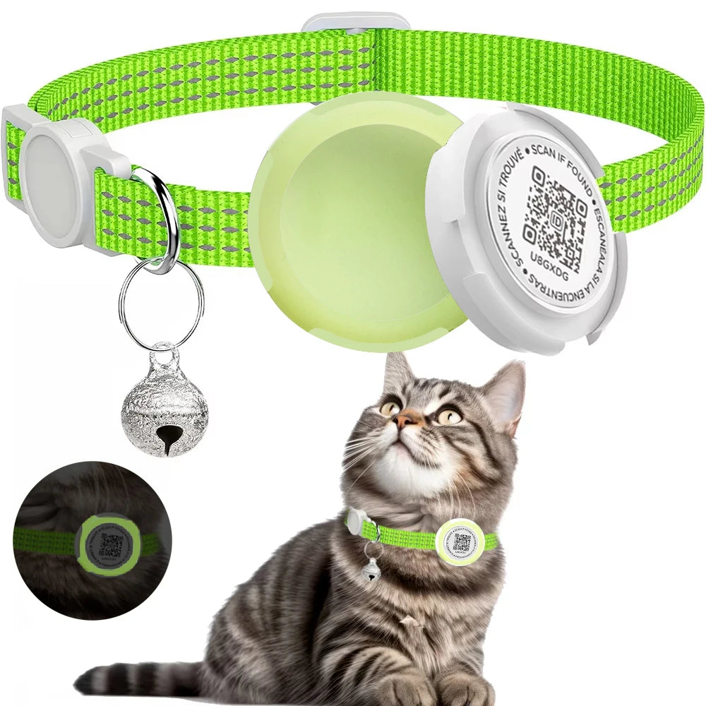Chat portant un collier vert avec une clochette et un badge QR code, sur fond blanc

