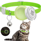 Chat portant un collier vert avec une clochette et un badge QR code, sur fond blanc

