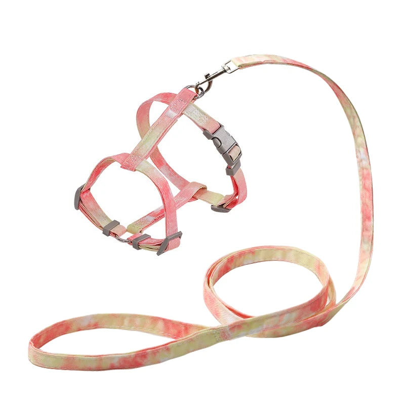 Harnais et laisse pour animal avec un motif tie-dye rose et jaune sur fond blanc

