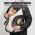 Personne portant un chat dans une cage de transport face à l’avant avec un texte promotionnel.
