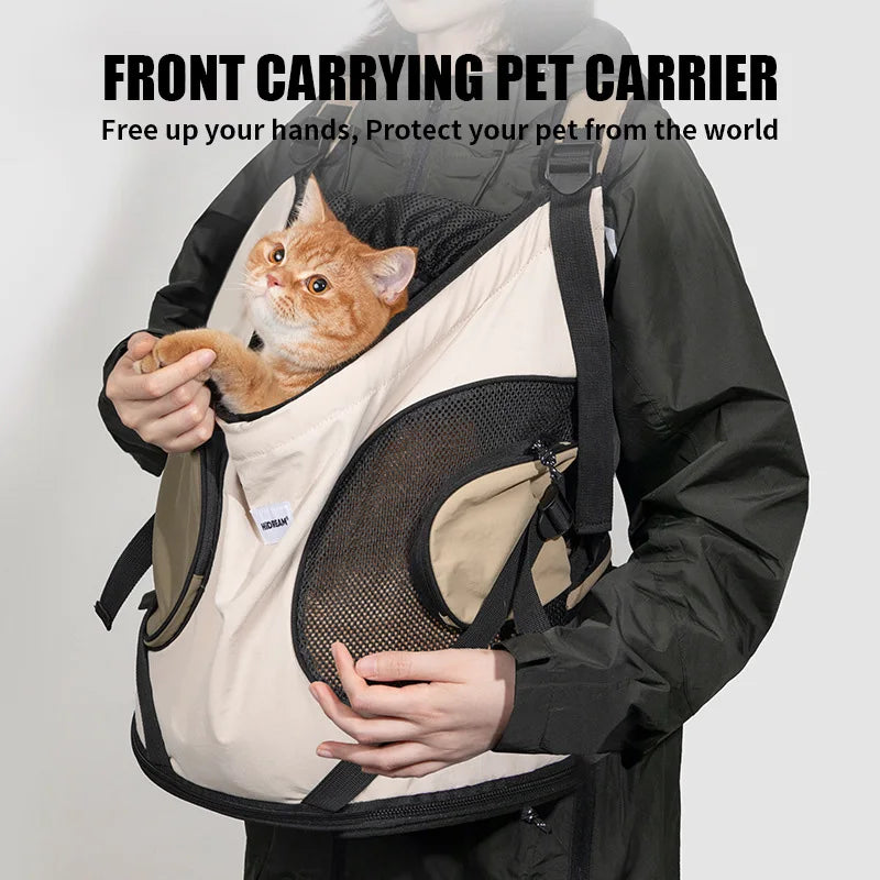Personne portant un chat dans une cage de transport face à l’avant avec un texte promotionnel.
