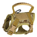 Harnais de chien camouflage avec plusieurs sangles sur fond blanc


