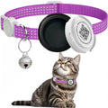 Chat portant un collier violet avec un dispositif de localisation et une clochette, sur fond blanc

