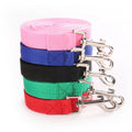 Ensemble de laisses colorées pour chiens avec fermoirs métalliques sur fond blanc

