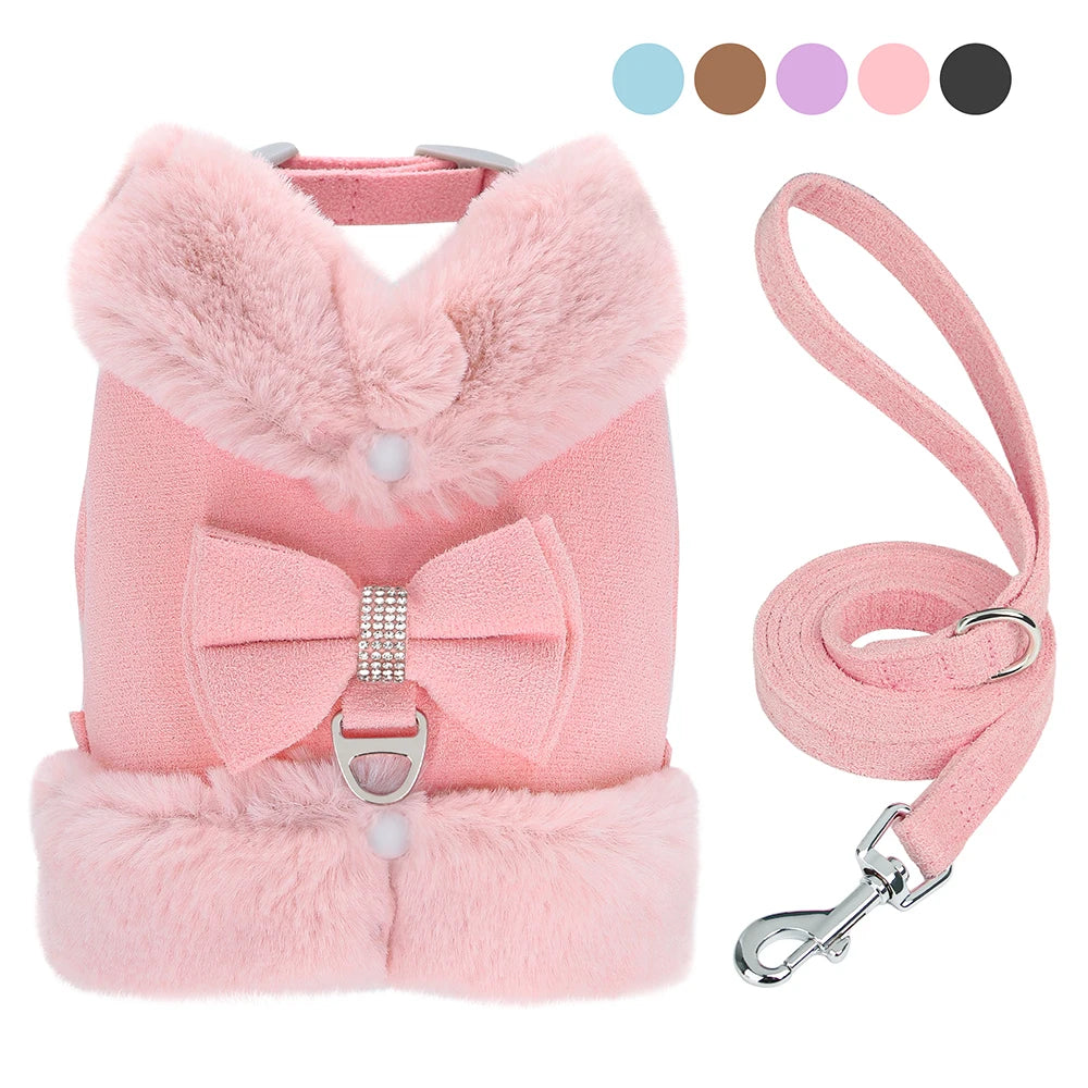 Harnais et laisse rose pour animaux avec texture duveteuse et détails d’arc sur fond blanc.

