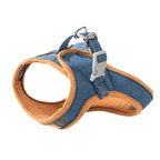 Harnais bleu et marron sur fond blanc

