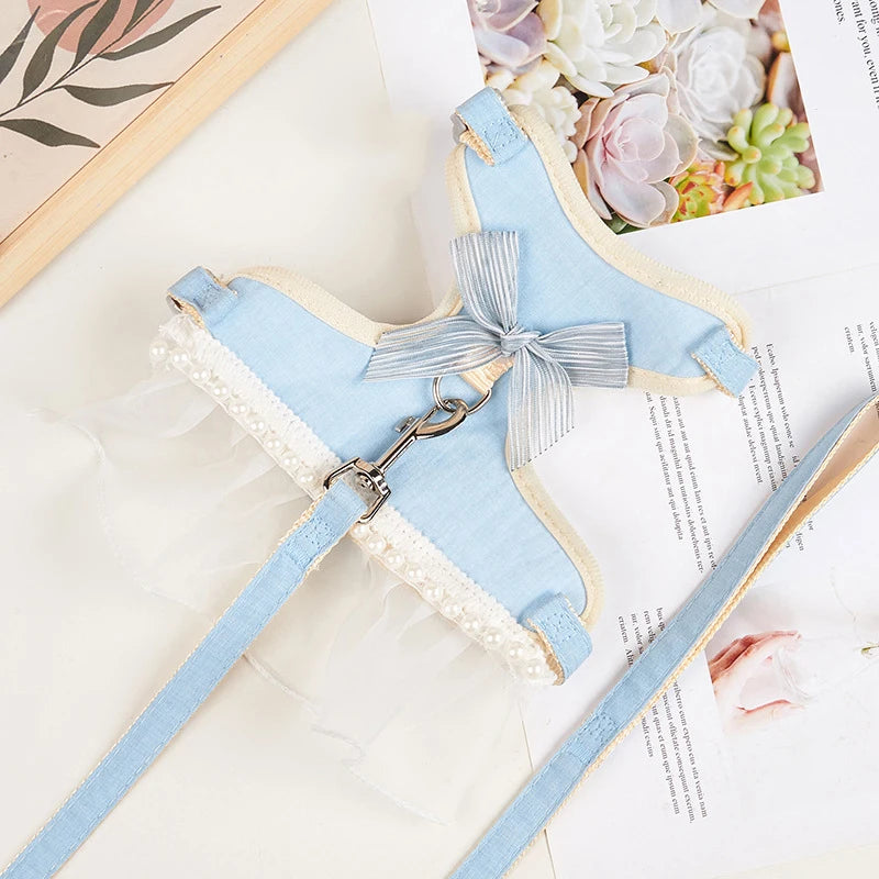Harnais bleu clair avec un nœud sur une surface blanche ornée de décorations florales

