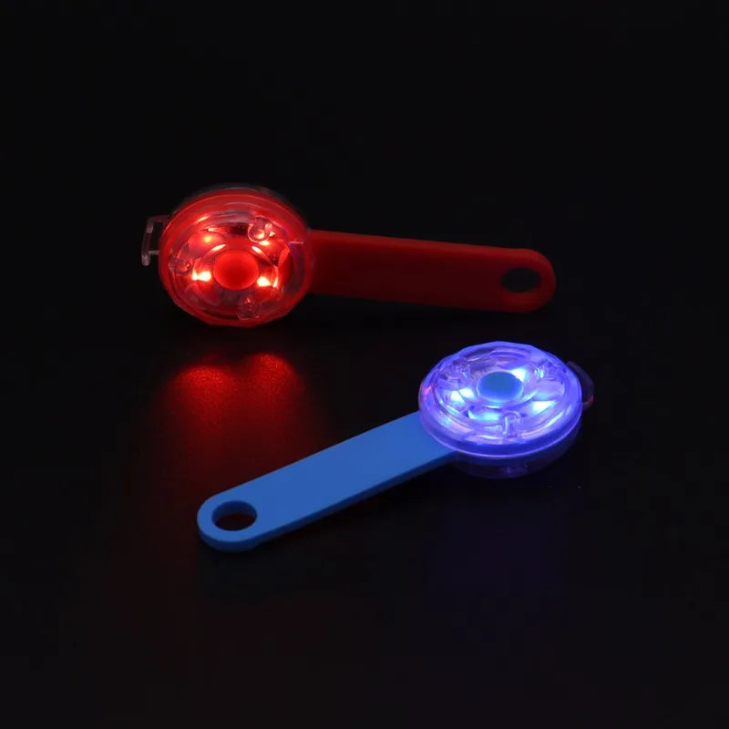 Deux lumières LED, une rouge et une bleue, sur fond noir

