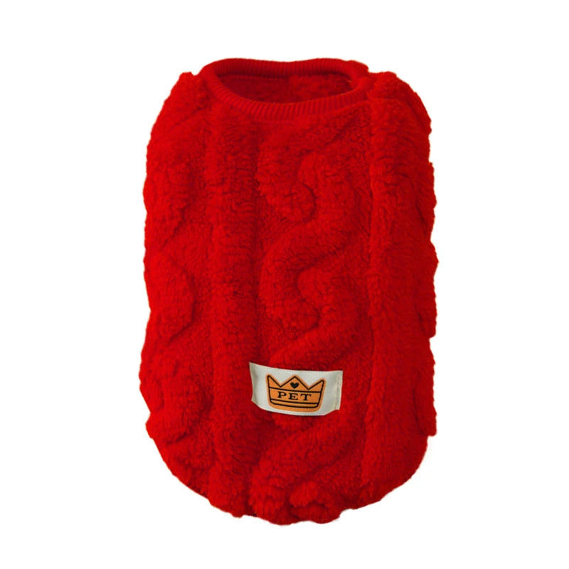 Pull de chien en tricot rouge avec une étiquette de marque sur fond blanc

