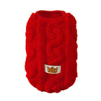 Pull de chien en tricot rouge avec une étiquette de marque sur fond blanc

